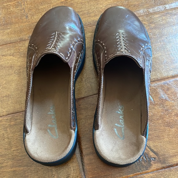 Clarks Brown Leather 7 Slip On Mules Slides Shoes Stitching Details Brazil EUC - Picture 7 of 16